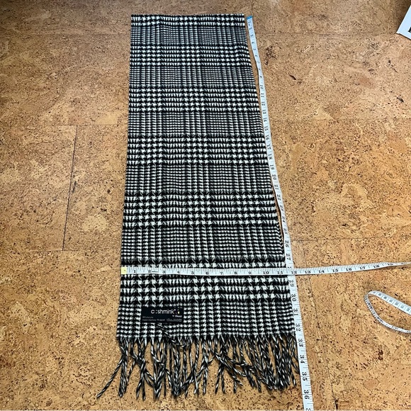 V FRAAS Cashmink Black & White Houndstooth Fringed Scarf - Picture 12 of 12